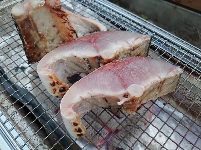 熟成したワラサの網焼き画像
