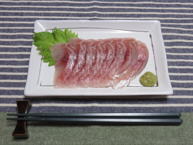 寒ボラを刺身にした新鮮なボラの刺身