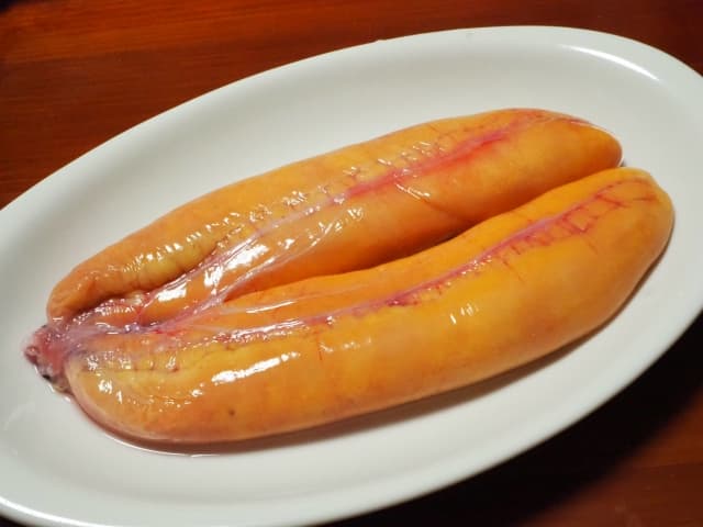 ボラの真子を取り出したカラスミ作り前の生の卵巣